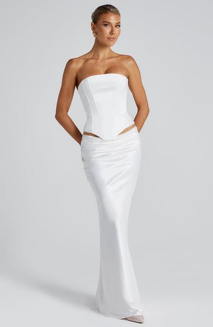 Vestido corsé marfil con cuello alto y escote palabra de honor, falda larga