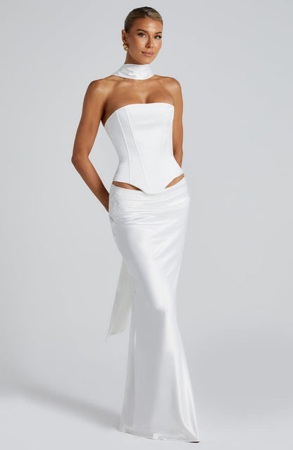 Vestido corsé marfil con cuello alto y cintura marcada, falda larga