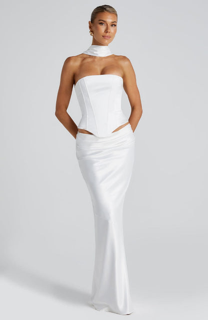 Vestido corsé marfil con cuello alto y panel frontal moldeador, falda larga