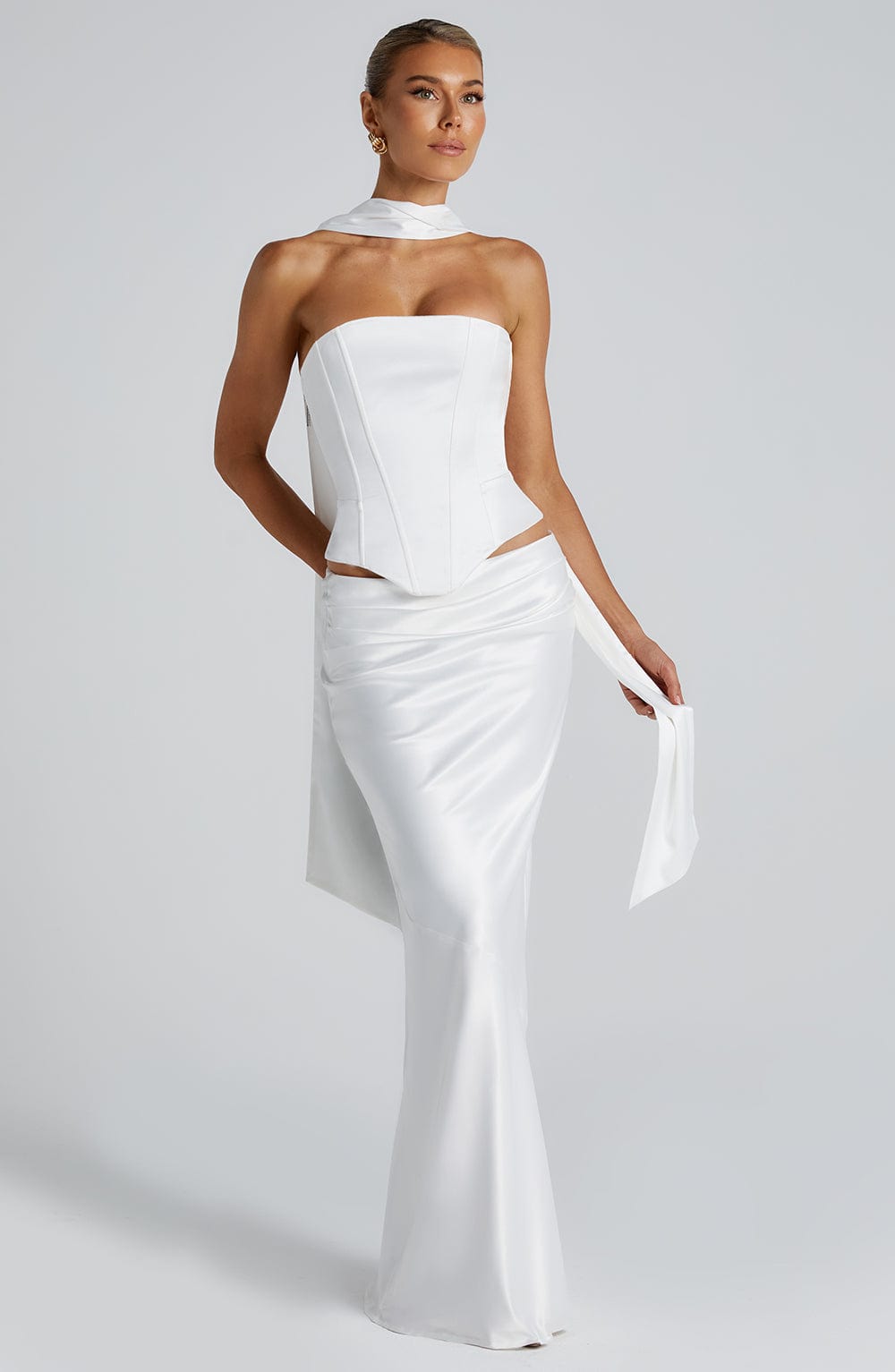 Vestido corsé marfil sin tirantes con cuello alto y abertura lateral en falda larga