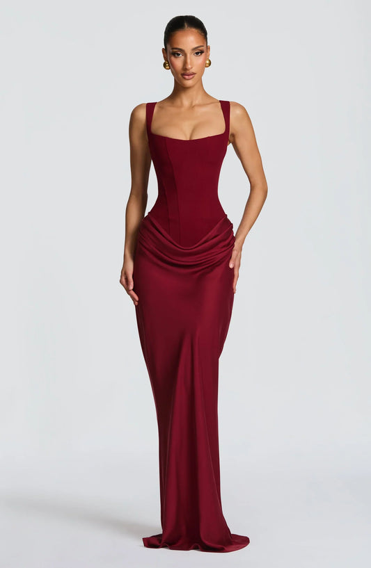 Vestido largo burdeos con tirantes finos y drapeado recogido en la cintura