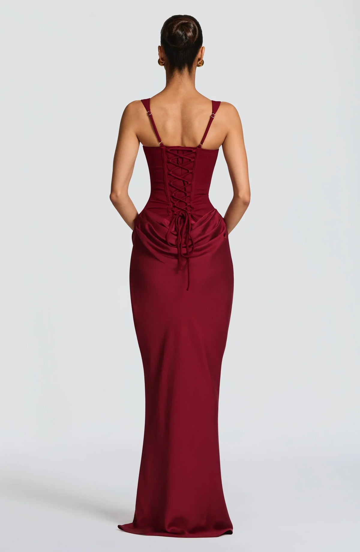 Vestido largo burdeos con espalda cerrada con cordones y tirantes finos