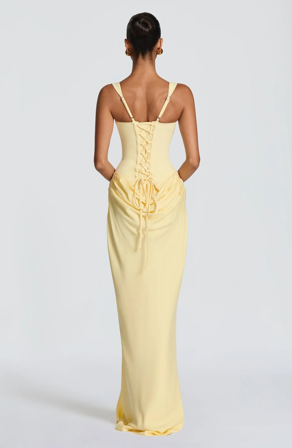 Vestido largo amarillo claro con espalda abierta y cordones fruncidos, tiro bajo