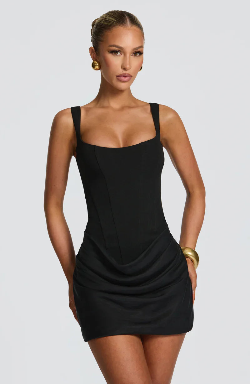 Vestido corto sin mangas satinado negro con drapeado fruncido en la cintura y falda