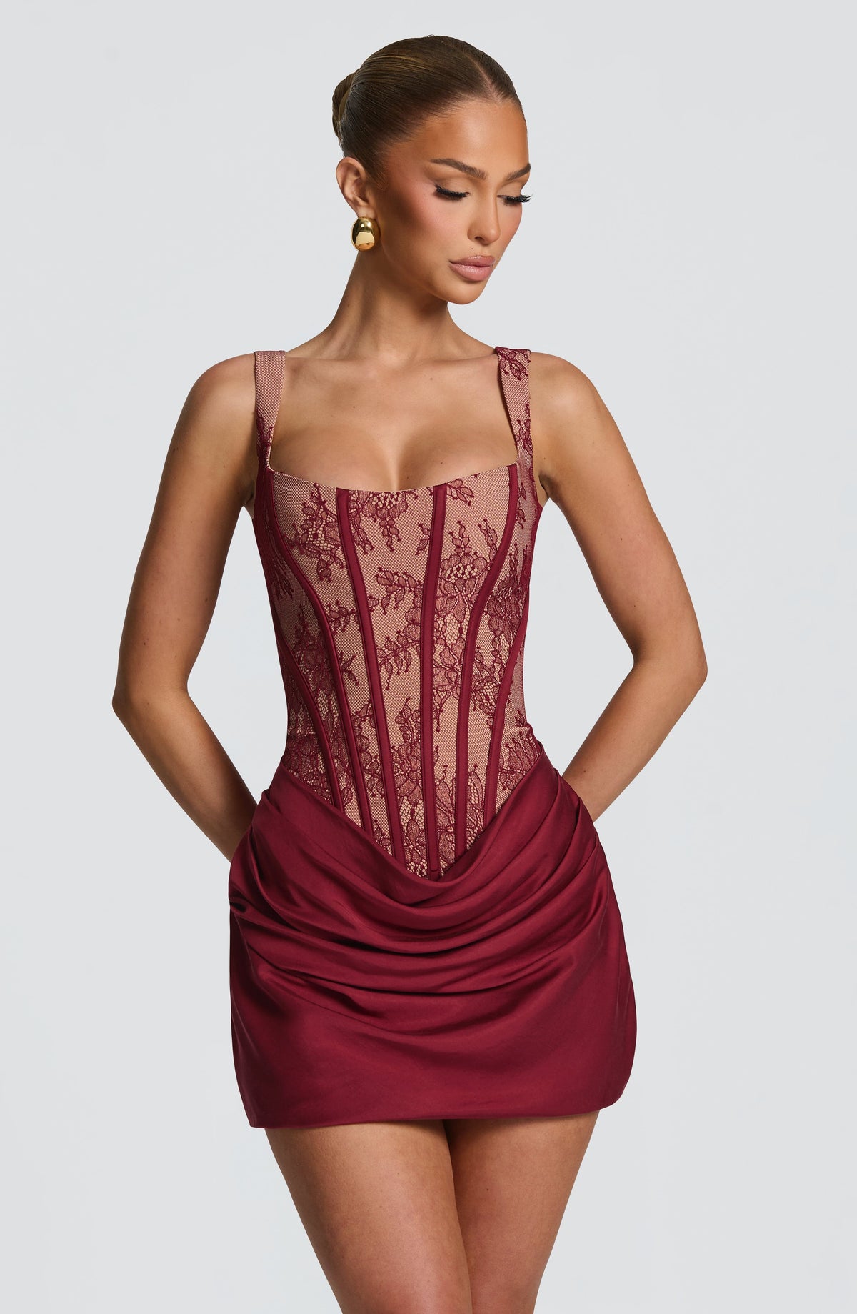 Vestido CORNELIA de encaje con tirantes finos y falda corta drapeada granate