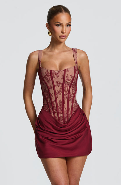 Vestido CORNELIA de encaje granate con tirantes finos y falda drapeada ajustada