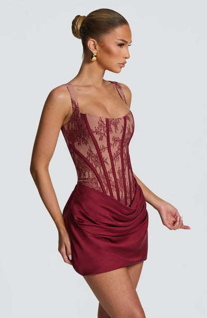 Vestido CORNELIA granate con corsé de encaje, tirantes y falda drapeada tipo cóctel