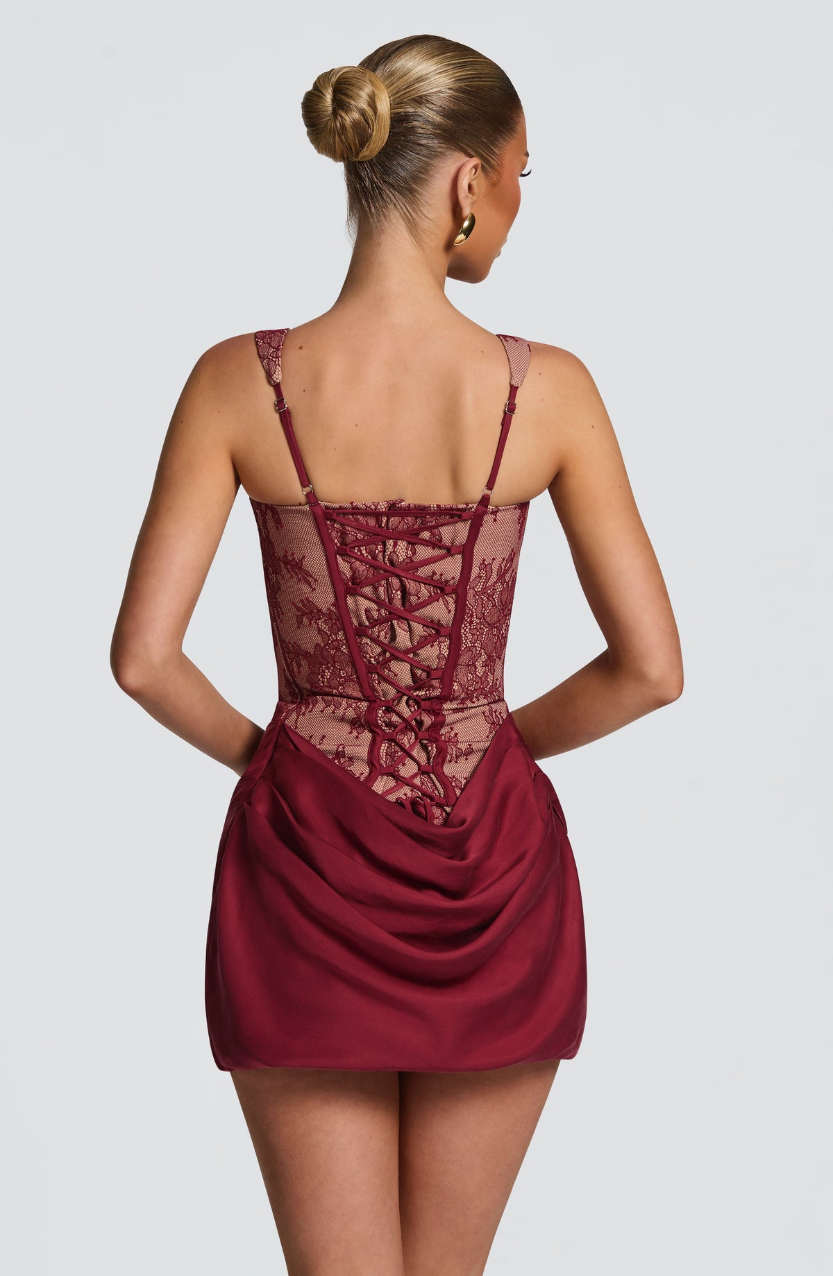 Vestido CORNELIA granate con espalda al descubierto y corsé de encaje con cordones
