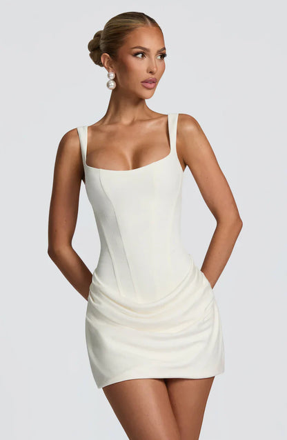 Vestido corto sin mangas satinado blanco roto, escote cuadrado y drapeado fruncido en la falda
