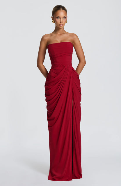 Vestido LARA rojo sin tirantes, falda drapeada con abertura lateral y pliegues