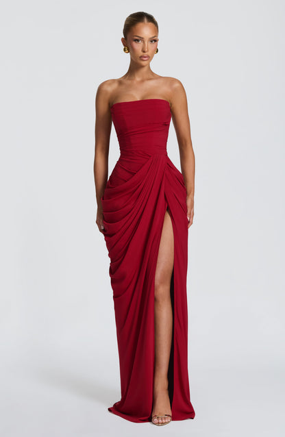 Vestido LARA rojo sin tirantes, drapeado con pliegues y abertura larga en la pierna