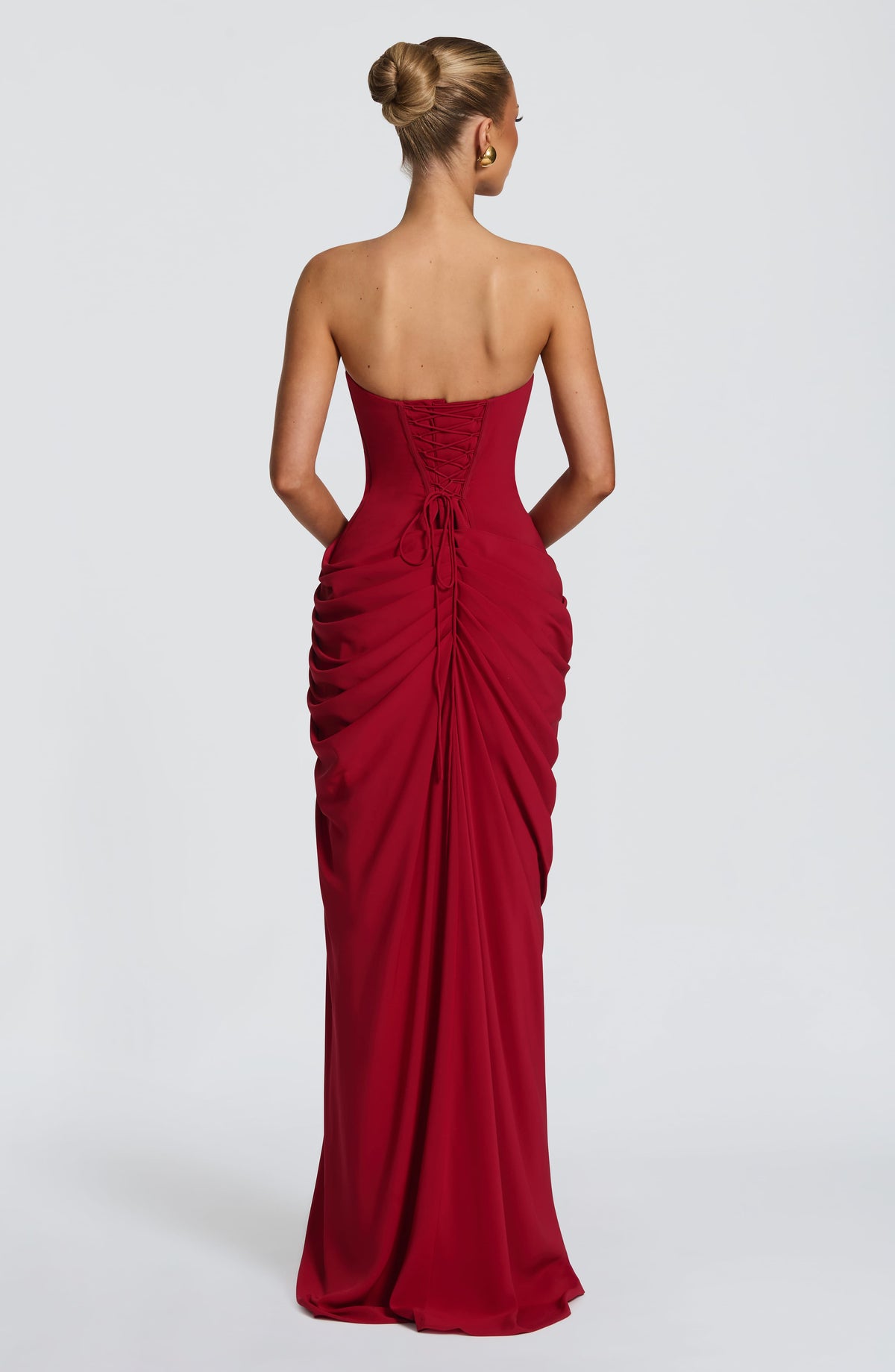 Vestido LARA rojo sin tirantes con drapeado fruncido en la espalda y corte frontal