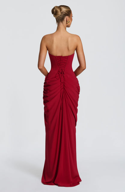 Vestido LARA rojo sin tirantes con drapeado fruncido en la espalda y corte frontal