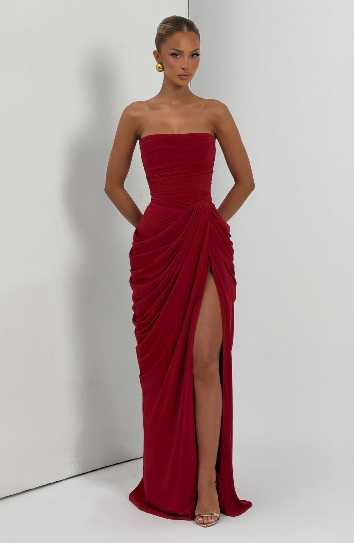 Vestido LARA rojo sin tirantes con drapeado fruncido y abertura frontal