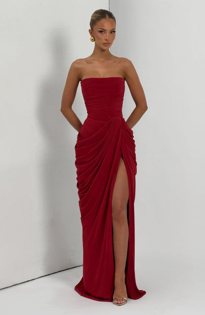 Vestido LARA rojo sin tirantes con drapeado fruncido y abertura frontal