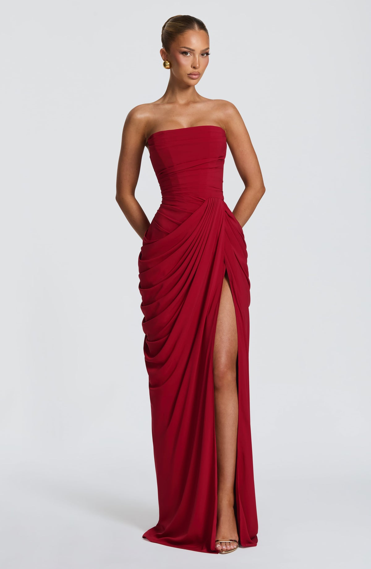 Vestido LARA rojo sin tirantes, drapeado fruncido y abertura frontal hasta la pierna