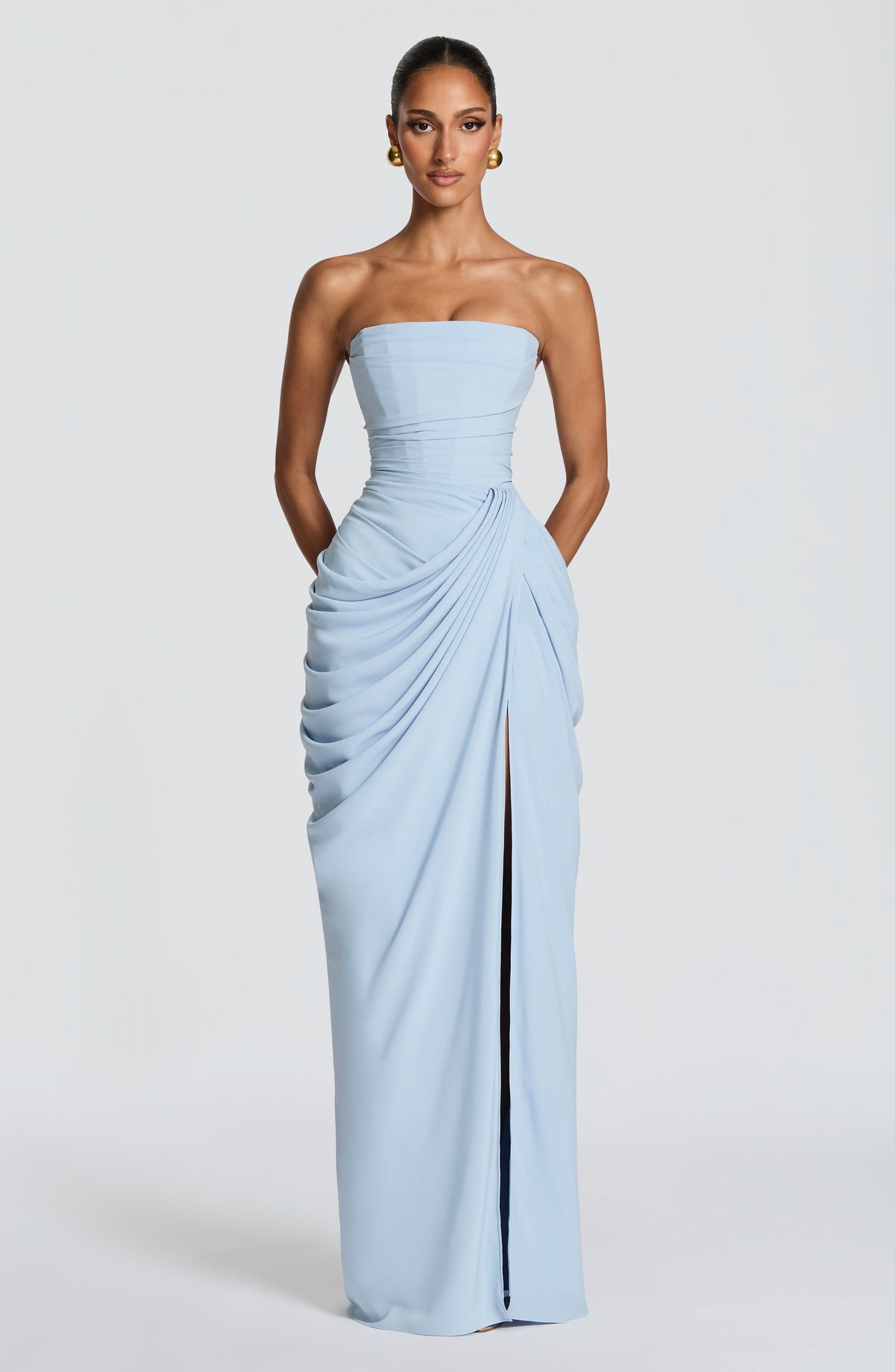 Vestido LARA strapless azul claro con fruncido central y drapeado cruzado con abertura