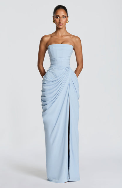 Vestido LARA strapless azul claro con fruncido central y drapeado cruzado con abertura