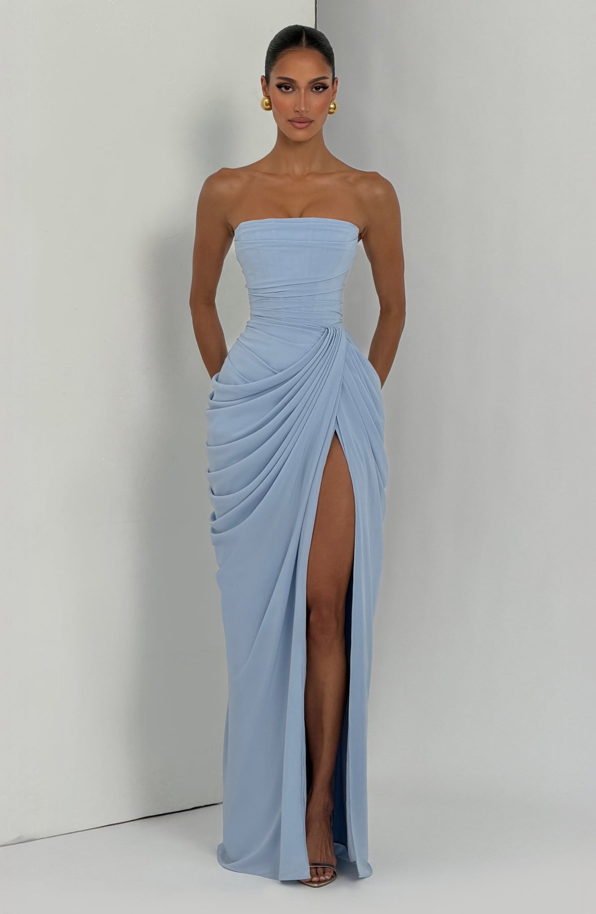 Vestido LARA azul claro sin tirantes con drapeado lateral y abertura alta