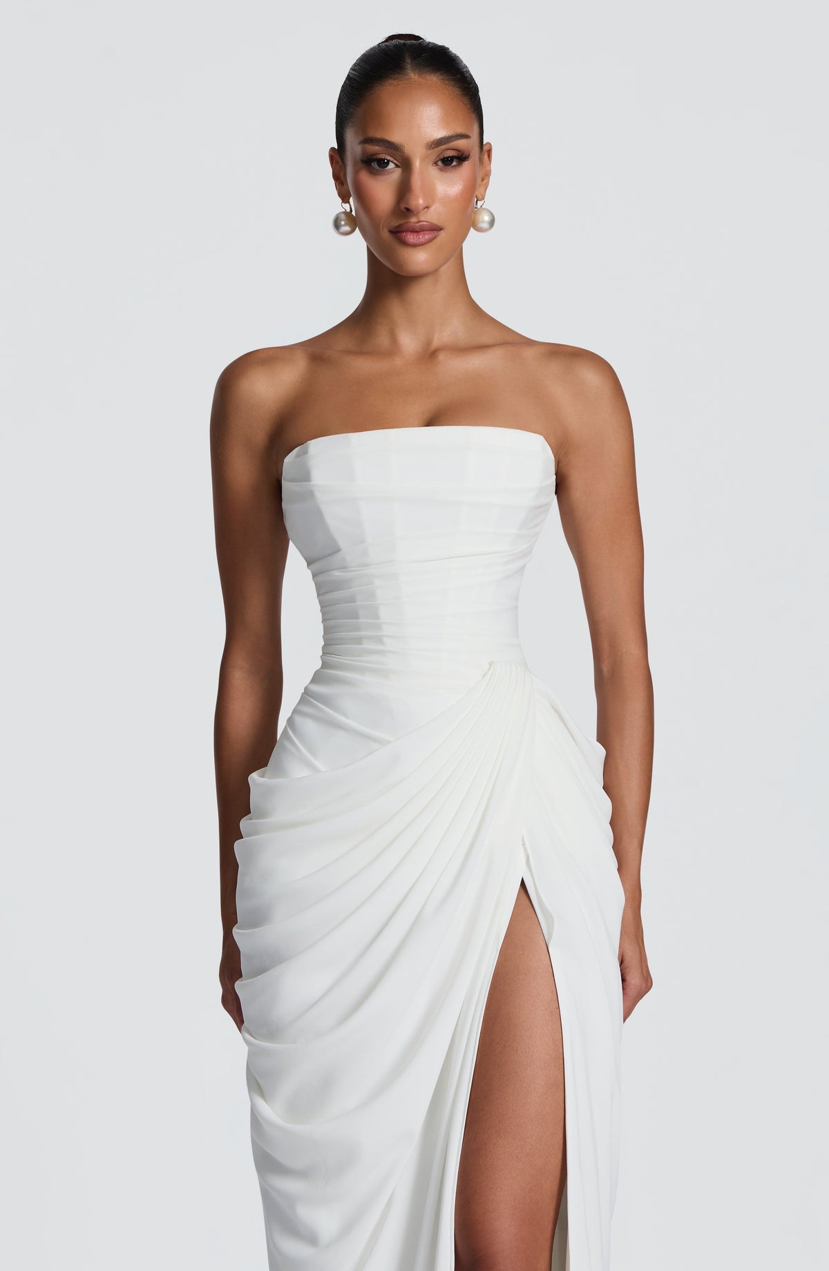 Vestido LARA blanco sin tirantes con drapeado lateral y abertura frontal