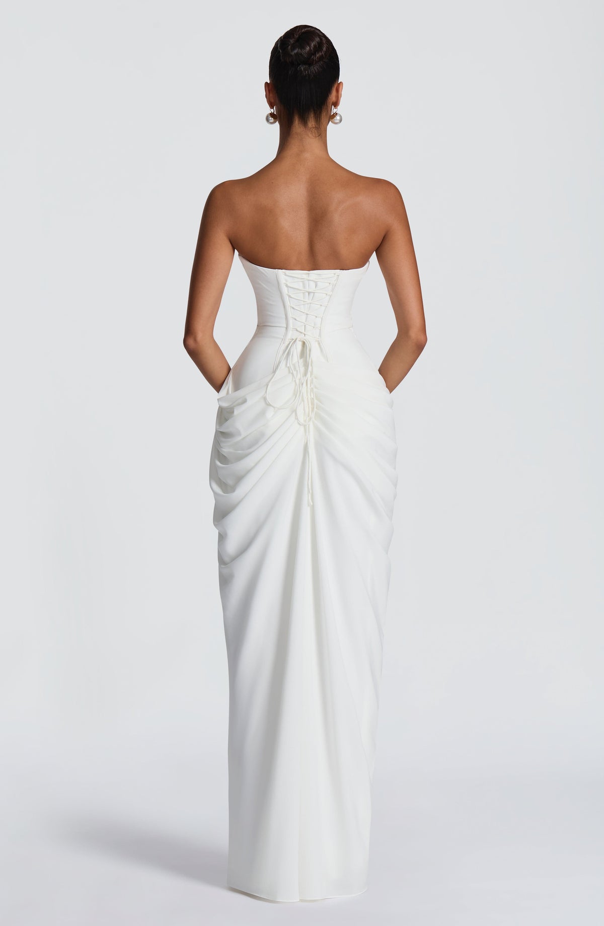 Vestido LARA blanco sin tirantes con espalda descubierta y lazada drapeada