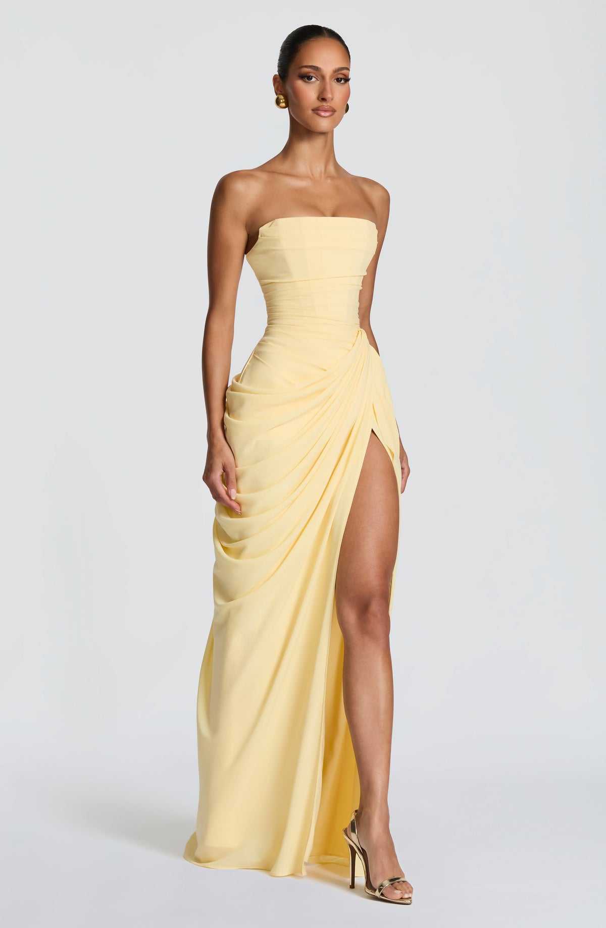 Vestido LARA amarillo claro strapless con fruncido frontal y abertura alta en la pierna