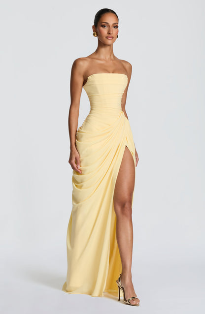 Vestido LARA amarillo claro strapless con fruncido frontal y abertura alta en la pierna