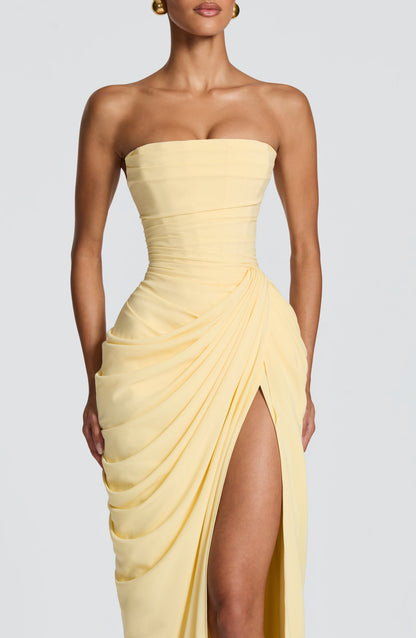Vestido LARA amarillo claro sin tirantes con drapeado cruzado y abertura