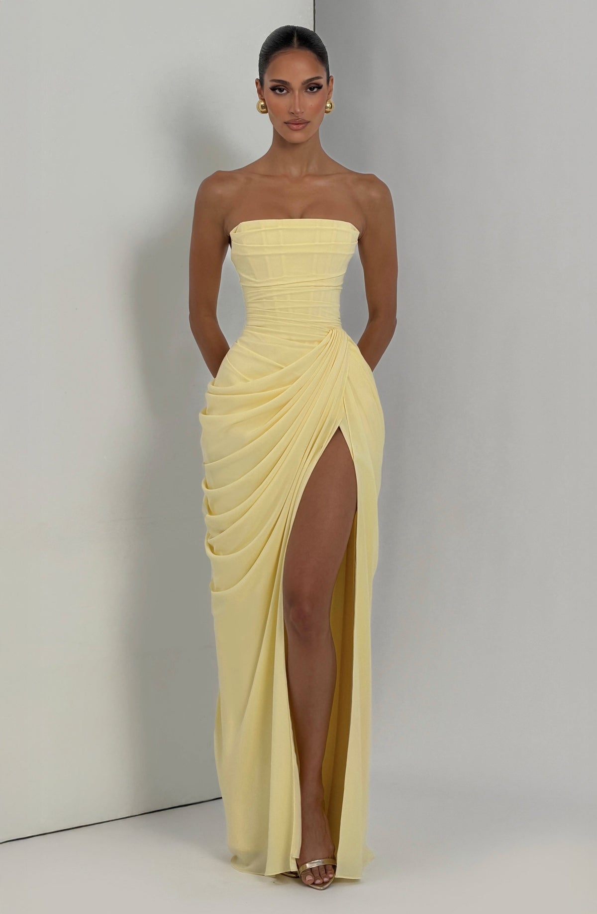 Vestido LARA amarillo claro sin tirantes con falda larga drapeada y abertura