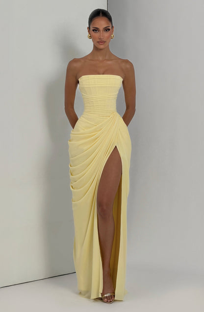 Vestido LARA amarillo claro sin tirantes con falda larga drapeada y abertura
