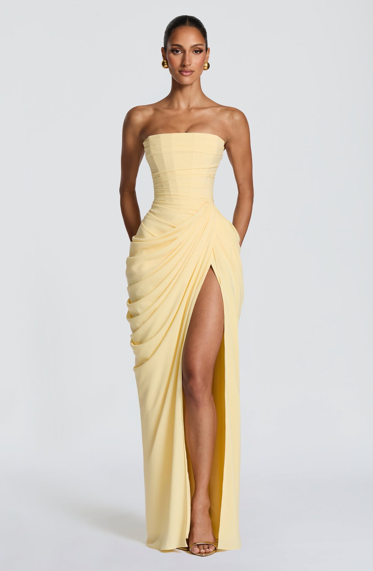 Vestido LARA sin tirantes amarillo claro con drapeado cruzado y abertura alta en pierna