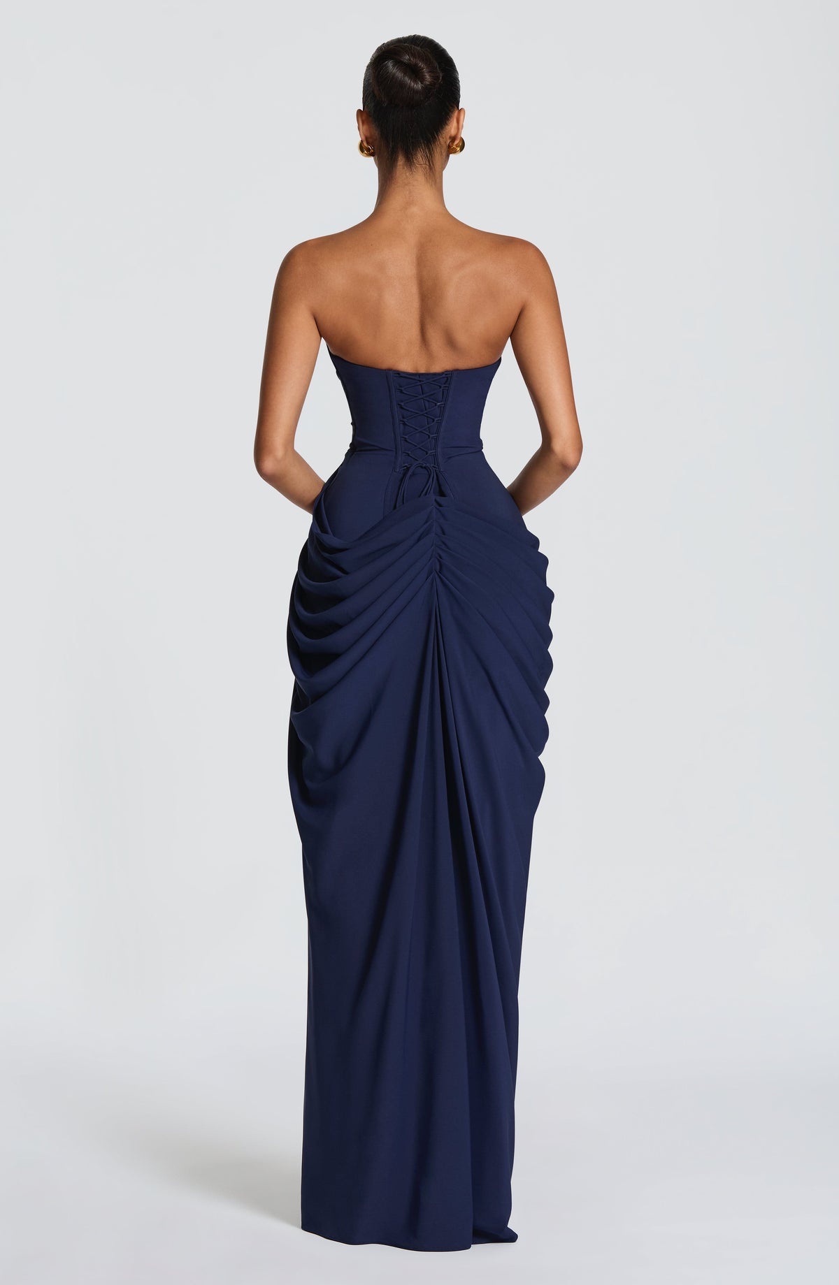 Vestido largo azul oscuro strapless con fruncido drapeado en la espalda y caída amplia.