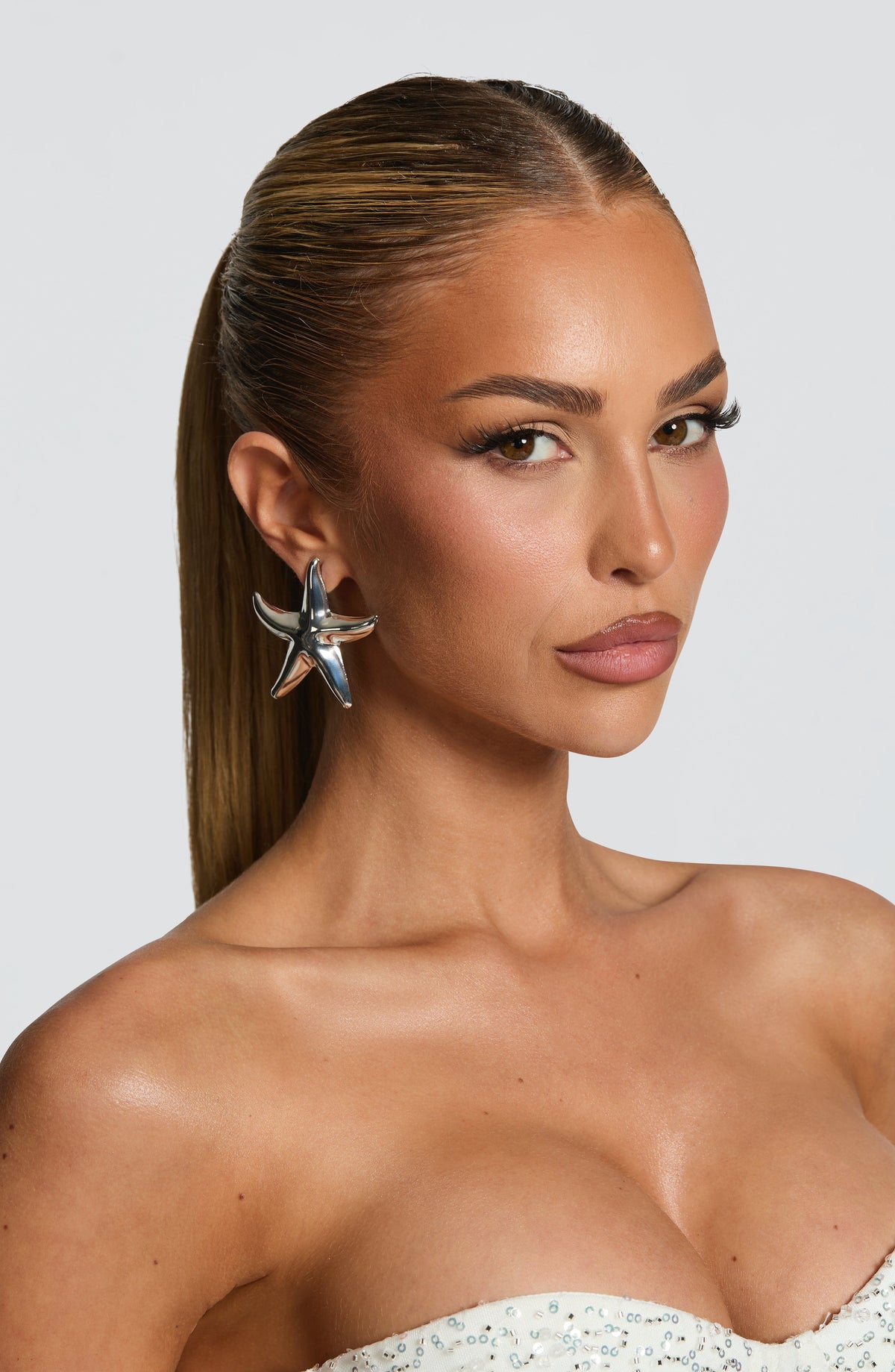 Pendientes DAKONA de plata con estrella marina, modelo de frente