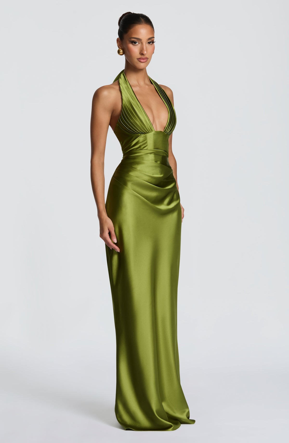 Vestido largo satinado verde con escote en V y costuras drapeadas en cintura.
