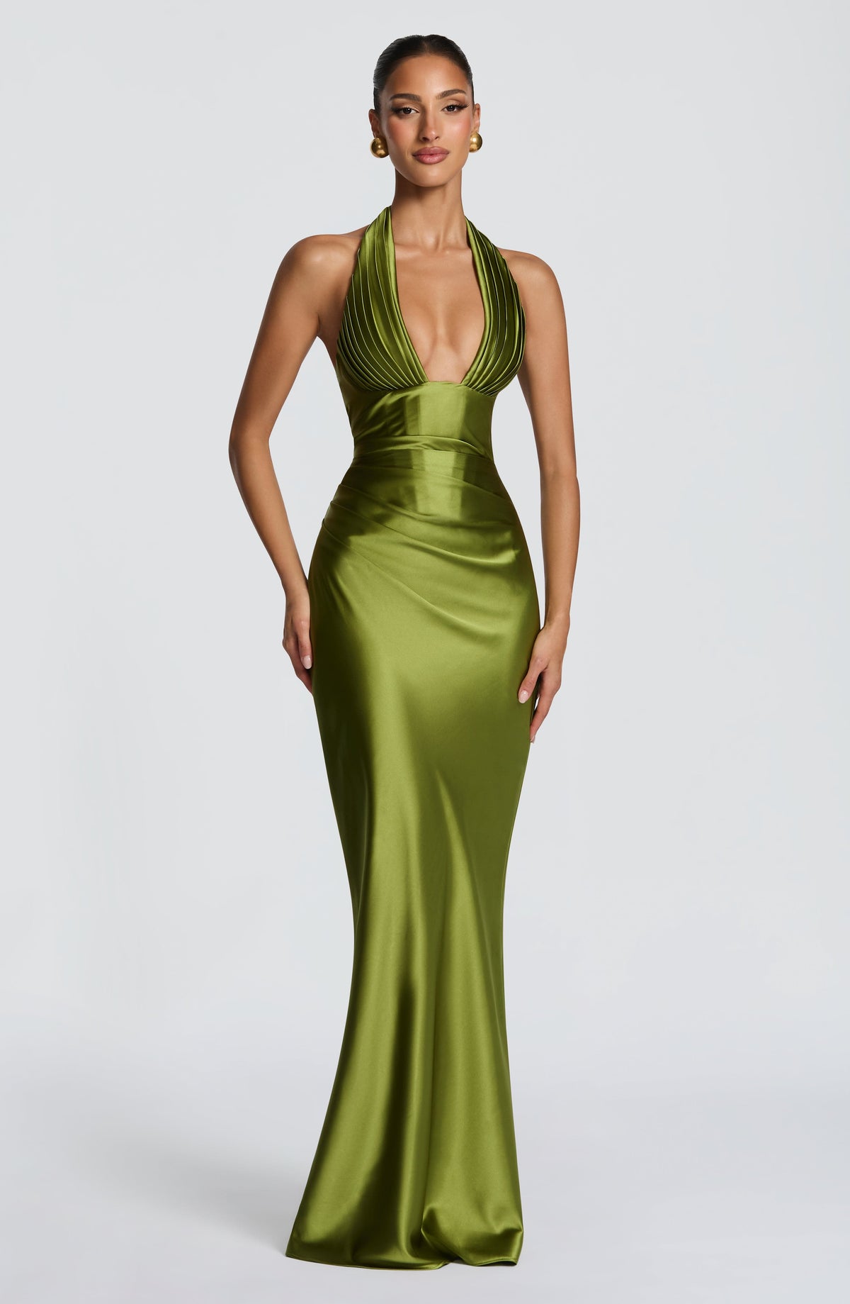 Vestido largo satinado verde con tirantes halter y falda entallada.