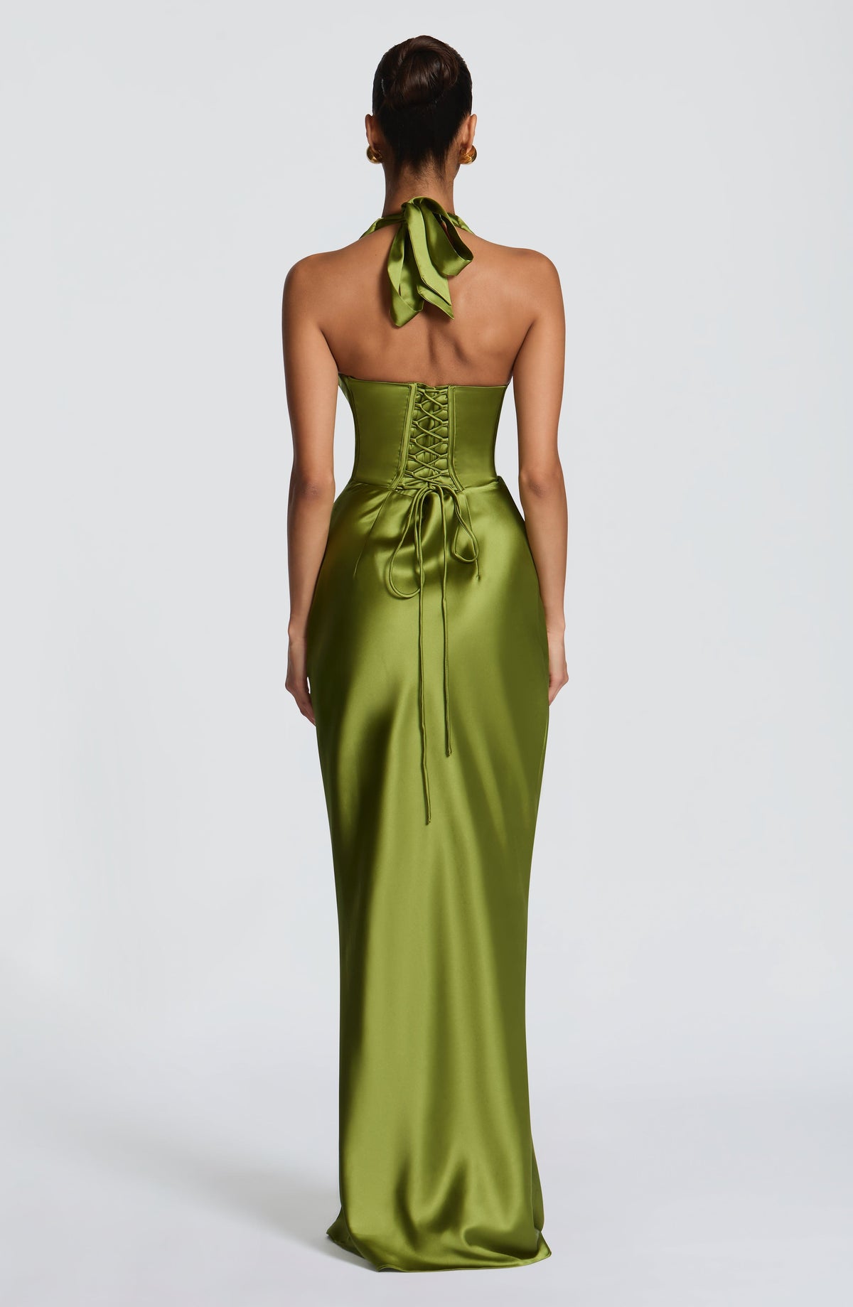 Vestido largo satinado verde con espalda abierta y lazo trasero ajustable.