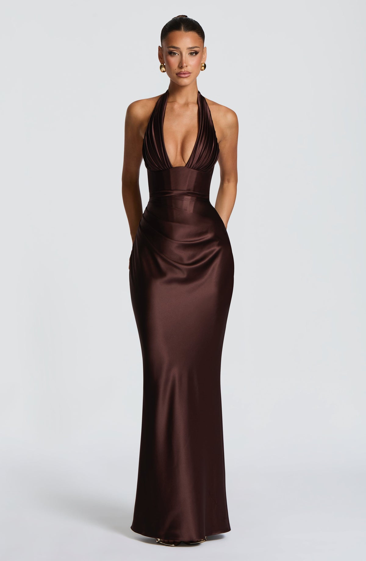 Vestido largo satinado marrón con tirantes halter y acabado satinado entallado