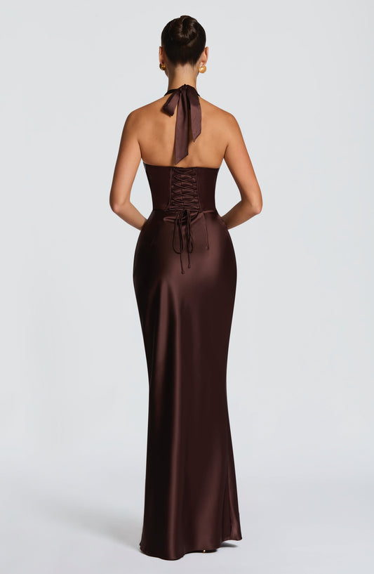 Vestido largo satinado marrón con espalda abierta y lazos en la zona lumbar