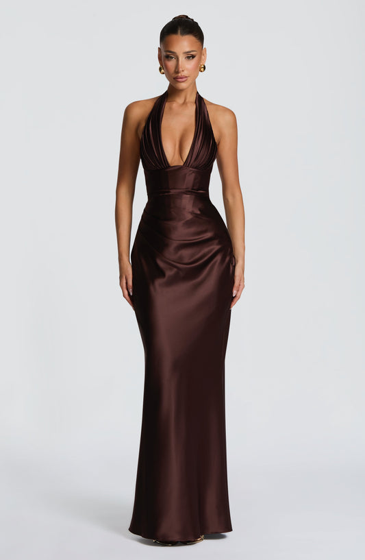 Vestido largo satinado marrón con escote halter cruzado y falda entallada