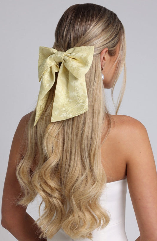 Lazo para el cabello amarillo limón con moño grande en la nuca