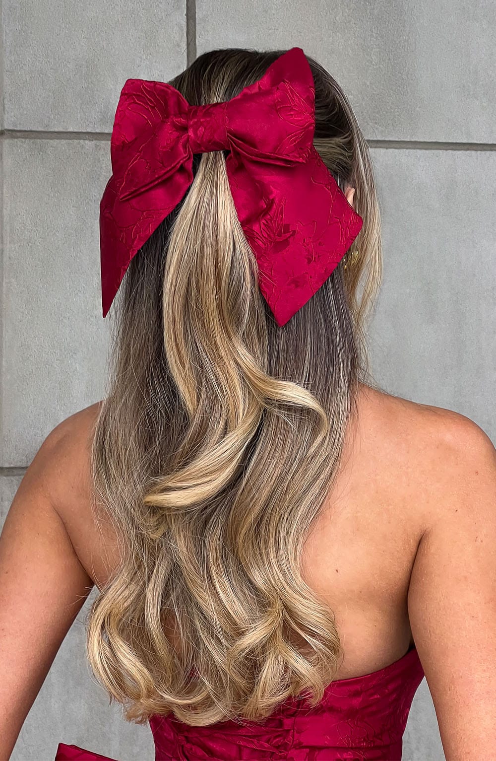 Lazo de cabello rojo con moño grande y textura jacquard, en la parte superior
