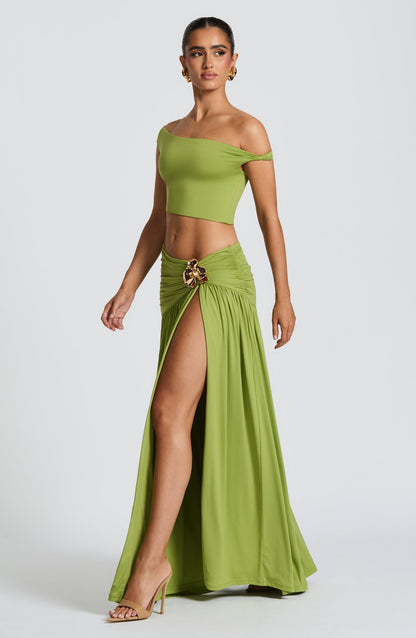 Conjunto verde oliva: top fruncido off-shoulder y falda larga con abertura al muslo