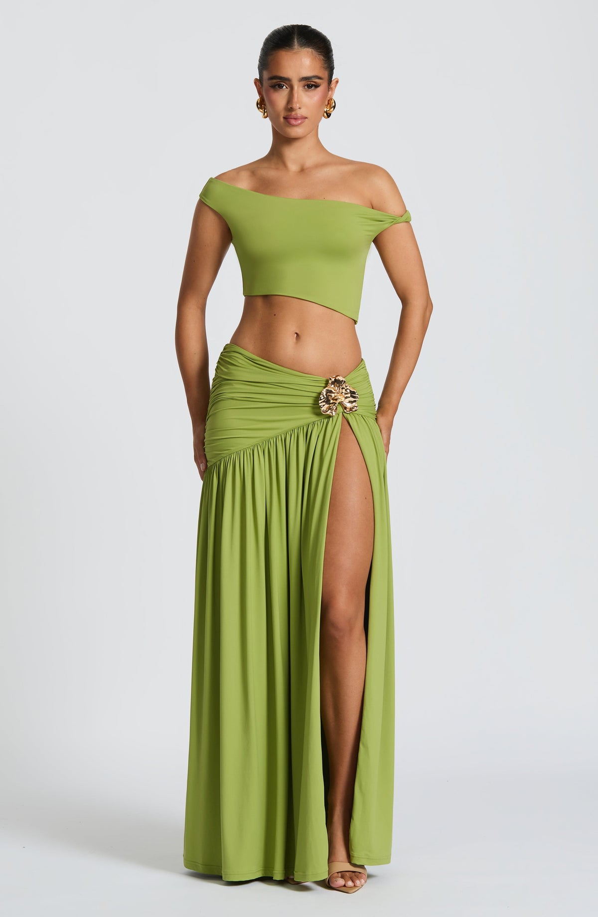 Conjunto verde oliva con top palabra de honor y falda larga fruncida con abertura