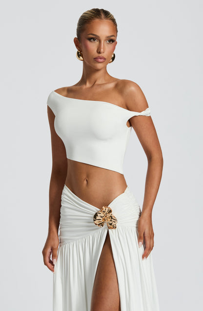 Top bandeau blanco con escote horizontal y hombros descubiertos