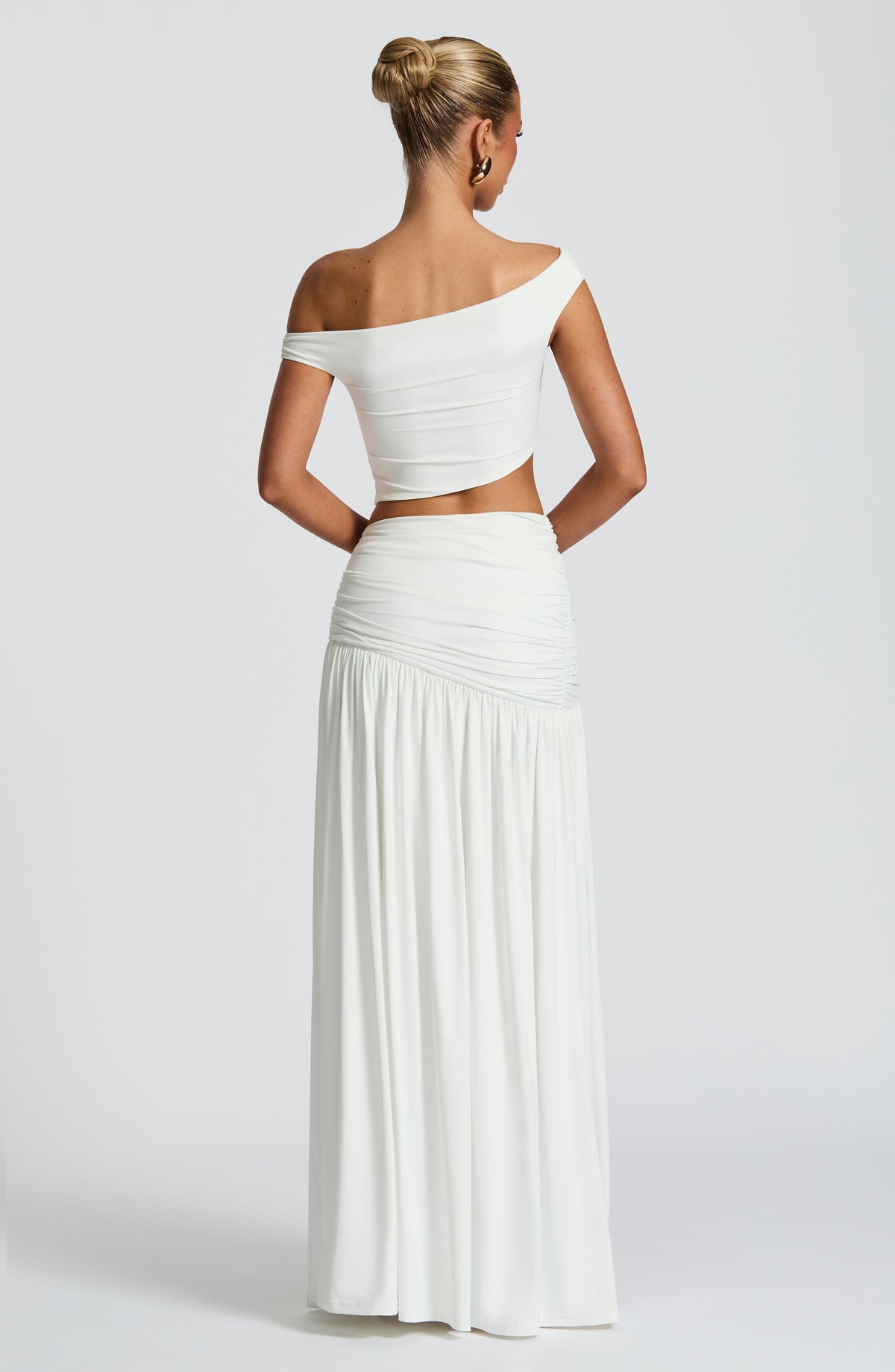Top bandeau blanco con espalda descubierta y fruncido en la zona central
