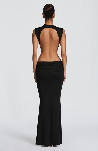 Vestido negro con espalda descubierta y falda sirena larga