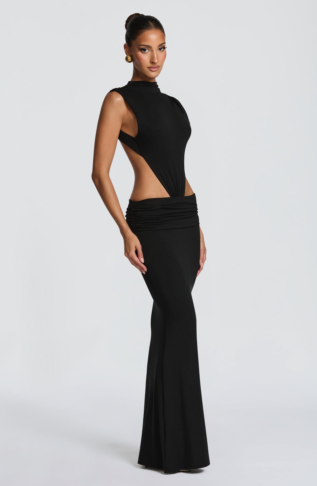 Vestido negro sin mangas con abertura en el costado y falda larga recta
