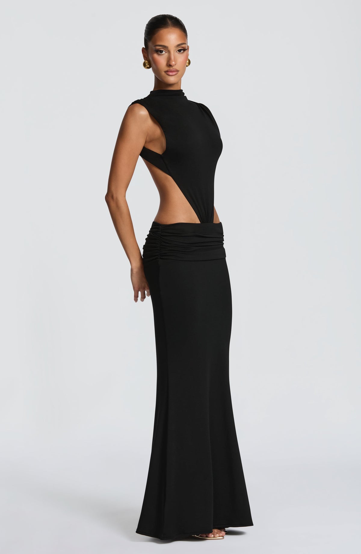 Vestido negro sin mangas con abertura en el costado y falda larga entallada
