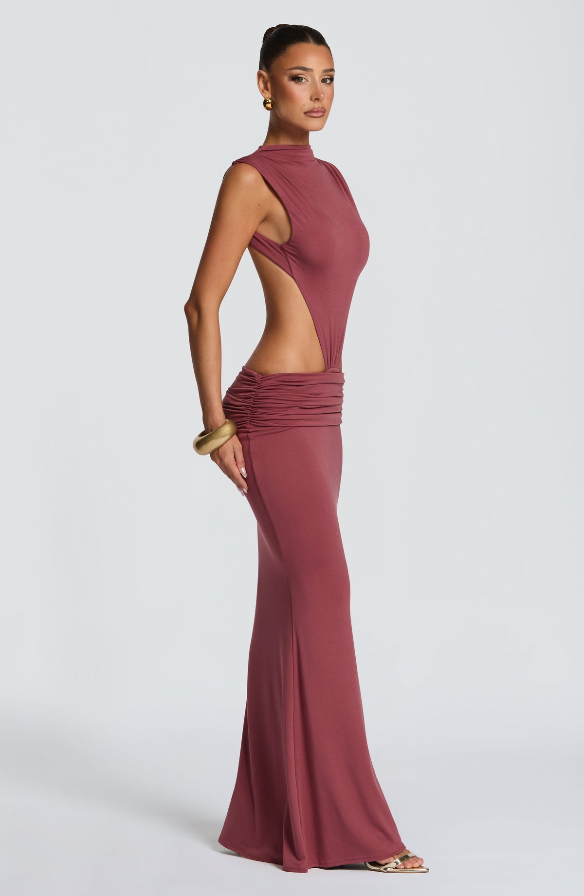 Vestido largo sin mangas morado con abertura lateral y frunces en la cintura