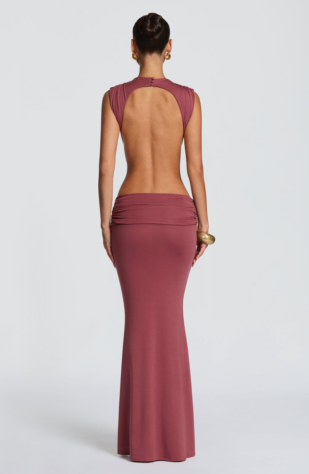 Vestido largo sin mangas morado con espalda descubierta y frunces en la cintura